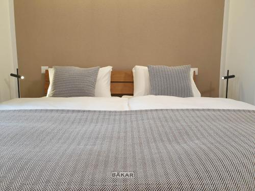 two beds sitting next to each other in a bedroom at Osteria Bäkar in Villa