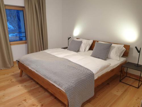 a large bed in a room with a window at Osteria Bäkar in Villa