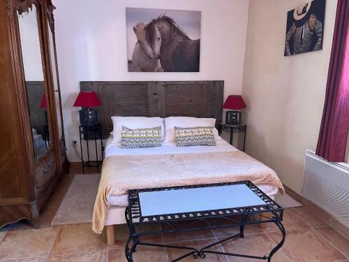 Postel nebo postele na pokoji v ubytování Chambre SEVILLE - Mas Saint-Louis - Piscine chauffée