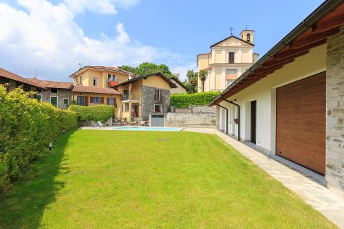 an empty yard in a house with a garage at Casa Noce with pool in Vezzo