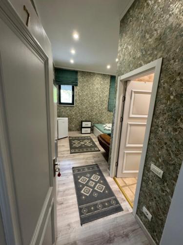 una porta che conduce a una stanza con una camera da letto di Arizet Boutique Mamaia a Mamaia