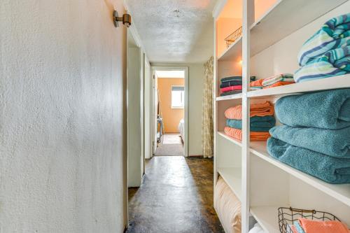 Un pasillo de una habitación con estantes con toallas. en Fort Walton Beach Home about 2 Mi to Okaloosa Island!, en Fort Walton Beach