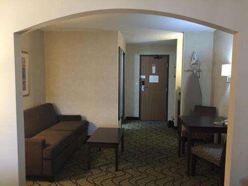 Ruang duduk di Days Inn by Wyndham Columbia Mall