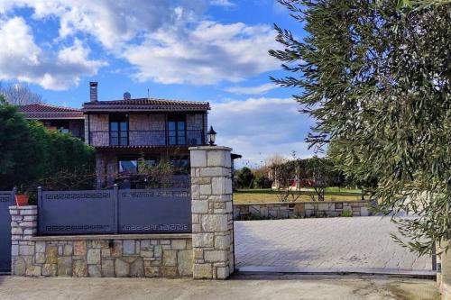 Kép Stone Villa Maria in Fthiotida szállásáról Kaména Vúrlában a galériában