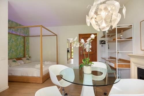 a living room with a glass table and a bed at Appartamento Marina in Stresa