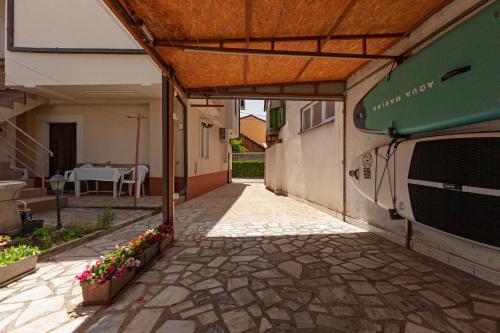 an empty alley with a table and a building at Bogdanoski Studios & Guest Rooms in Ohrid
