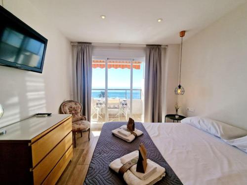 Beachfront Dream: Prime Location with Sea Views