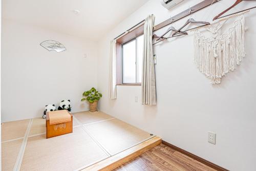 una habitación con una mesa y una ventana en W Hostel, en Tokio