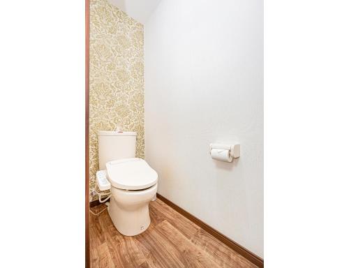 een badkamer met toilet in een kamer bij W Hostel in Tokyo