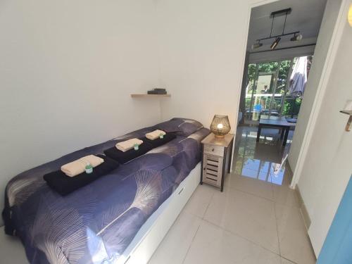 une chambre avec un lit, une table et une fenêtre dans l'établissement Studio Cabine Golfe Marine, à Vallauris