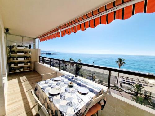 Beachfront Dream: Prime Location with Sea Views