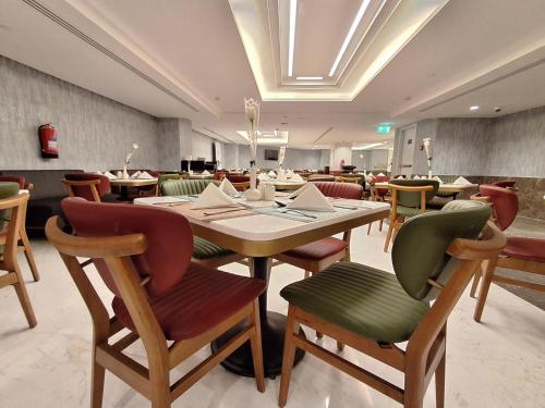 a dining room with a table and chairs at فندق مادن طيبة MADEN Taiba HOTEL in Al Madinah