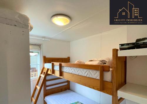 Ένα ή περισσότερα κρεβάτια σε δωμάτιο στο Spacieux mobil home - Terrasse