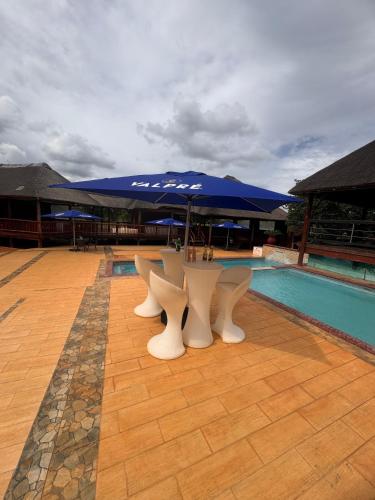 Piscina di Falcon Lodge PK o nelle vicinanze