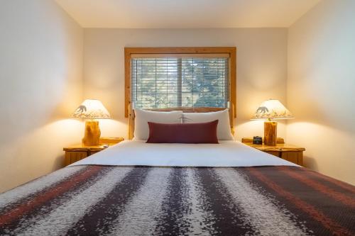 a bedroom with a large bed with two lamps at Red Wolf Lakeside Lodge in Tahoe Vista