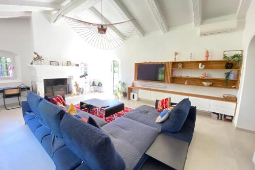 un salon avec un canapé bleu et une cheminée dans l'établissement Lovely villa with pool - panoramic sea view, à Antibes