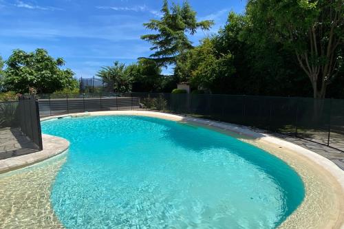 - une grande piscine d'eau bleue dans la cour dans l'établissement Lovely villa with pool - panoramic sea view, à Antibes