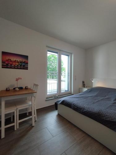 sypialnia z łóżkiem, biurkiem i oknem w obiekcie Concept Köln w Kolonii