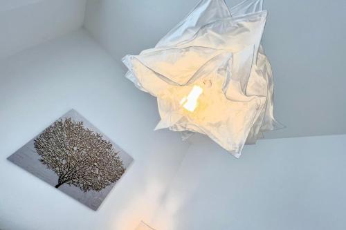 un sac en plastique à côté d'une photo d'un arbre dans l'établissement Juan les Pins Pinède sector - Apartment 4 People, à Juan-les-Pins