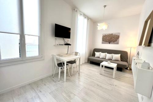 un salon avec un canapé et une table dans l'établissement Juan les Pins Pinède sector - Apartment 4 People, à Juan-les-Pins