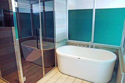 y baño con bañera blanca y ducha. en Opera 21 Hotel, en Jeonju