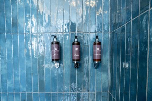 drie brandkranen op een blauwe betegelde muur bij Fantini Rooms-Monti in Rome