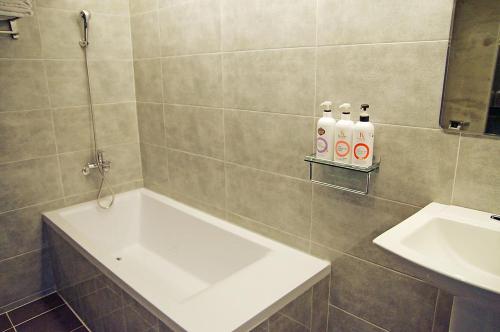 Un baño de Opera 21 Hotel