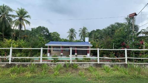 Κήπος έξω από το Maison du Bonheur costaricienne sur la plage avec bassin de rafraichissement