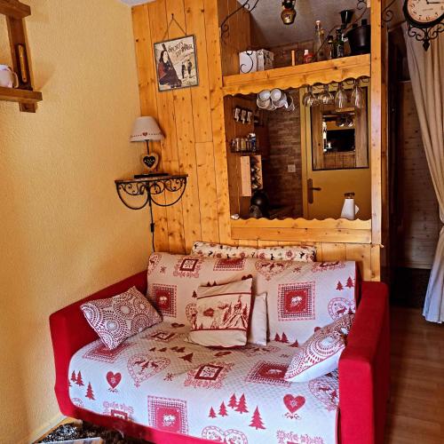 un salon avec un canapé et un lit dans l'établissement Nostre Pitchoun Paradis, à Allos