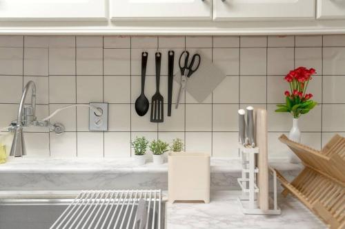 una encimera de cocina con utensilios colgados en la pared en Boo K Stay GR, en Seúl