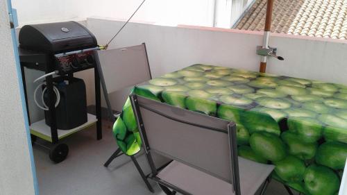 une pièce avec une table avec un tas de fruits dans l'établissement Studio Saint Jean De Monts, à Saint-Jean-de-Monts