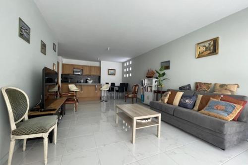 un salon avec un canapé et une table dans l'établissement New T4 near the Old Port of La Rochelle, à La Rochelle