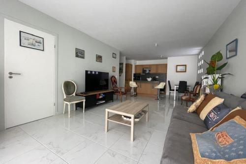 un salon avec un canapé et une table dans l'établissement New T4 near the Old Port of La Rochelle, à La Rochelle