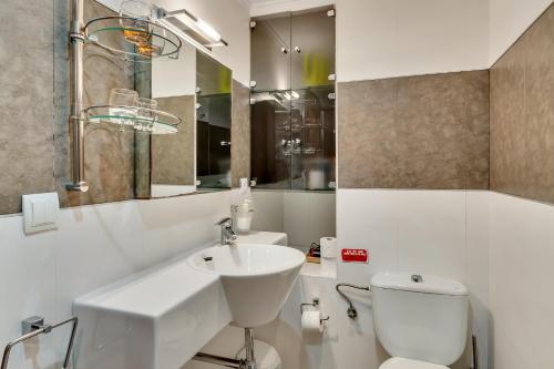 Un baño blanco con lavabo e inodoro. en Denia Townhouse, en Denia