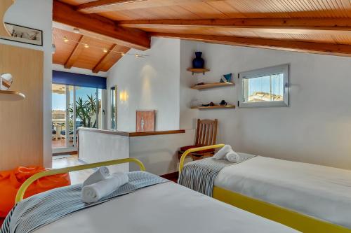 Dos camas en una habitación con balcón. en Denia Townhouse, en Denia