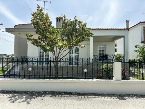 a black fence in front of a house at The Serenity Villa #PROPERTLY in Nea Kallikrateia