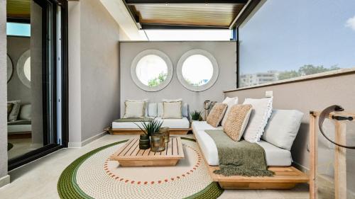 マリンスカにあるLuxury Villa Prova1のソファと2つの窓があるバルコニー