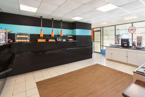 a cafeteria with a counter and aasteryasteryasteryasteryasteryasteryasteryasteryastery at Howard Johnson by Wyndham Williamsburg in Williamsburg