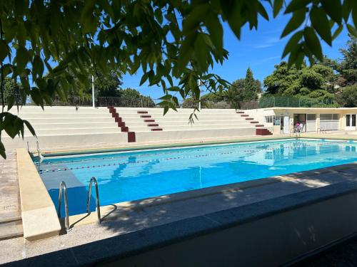 - une piscine en face d'un immeuble avec des escaliers dans l'établissement La Maison du Pont Romain, à Vaison-la-Romaine