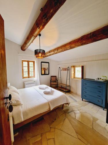 Postel nebo postele na pokoji v ubytování Mas du Rollier Chambres d'hôtes