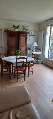 un salon avec une table et des chaises dans l'établissement maison centre ville, à Bayeux