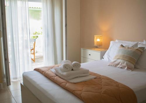 a bedroom with a bed with towels on it at Lemon House in Neo Klima