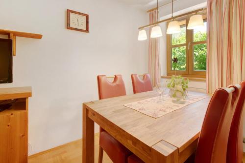 a dining room with a wooden table and chairs at Ferienhof Schütz in Eschlkam