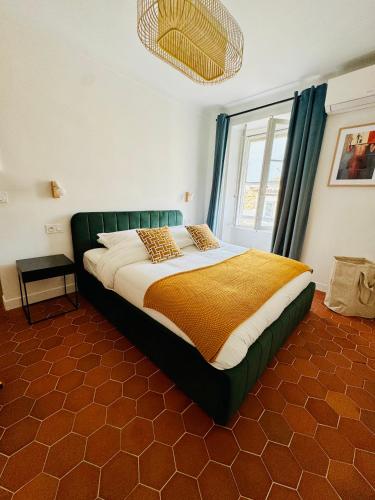 une chambre avec un grand lit dans une pièce dans l'établissement Appartement 2 chambres Le Willemi - St Tropez, à Saint-Tropez