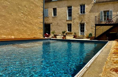une piscine devant un immeuble dans l'établissement La Chambre du Clos - Meursault, à Meursault