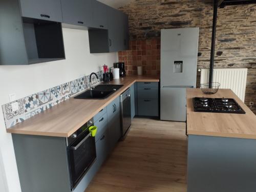 Photo de la galerie de l'établissement Maison de charme avec piscine en partage, à Saint-Jean-des-Mauvrets