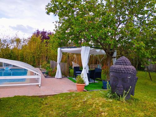 Photo de la galerie de l'établissement Maison de charme avec piscine en partage, à Saint-Jean-des-Mauvrets