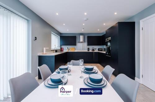Η κουζίνα ή μικρή κουζίνα στο Spacious Detached House Driveway By Harperletting ShortLets & Serviced Accommodation Hawarden With Long or Short Stays Disc options