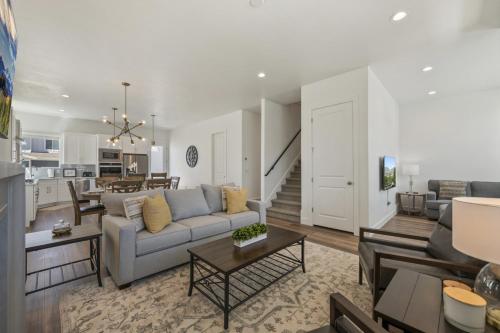 ヒーバー・シティにあるNew Home in Heber Cityのソファとテーブルのあるリビングルーム