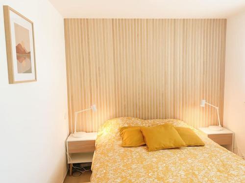 une chambre avec un lit avec deux lampes sur deux tables dans l'établissement Appartement en première ligne La Grande Motte Climatisé, à La Grande Motte